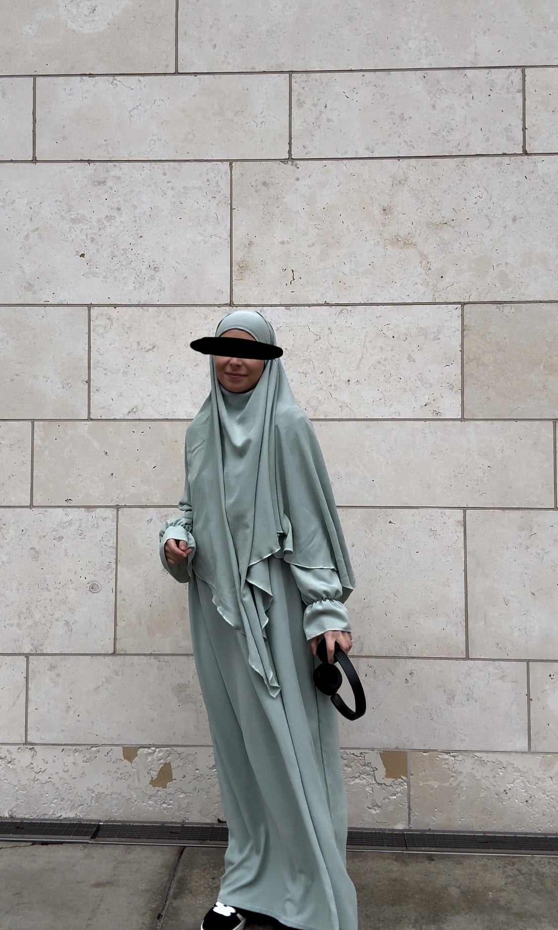 salbeigrünes abaya‑khimar set aus fließendem stoff, abaya mit ballonärmeln, khimar mit doppellagigem saum, frontansicht