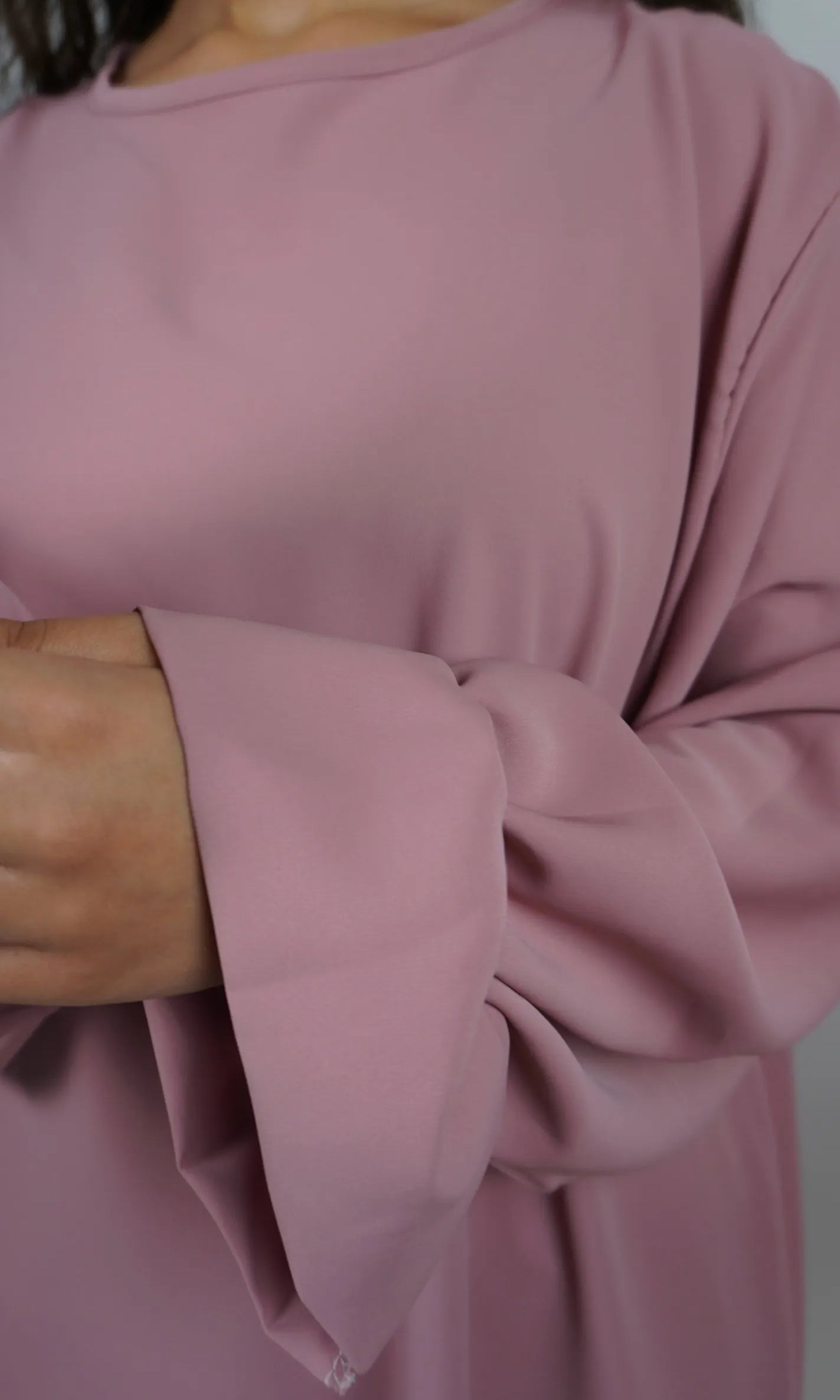 Abaya in altrosa aus Medina-Seide mit Rüschenärmel, Ärmeldetail.