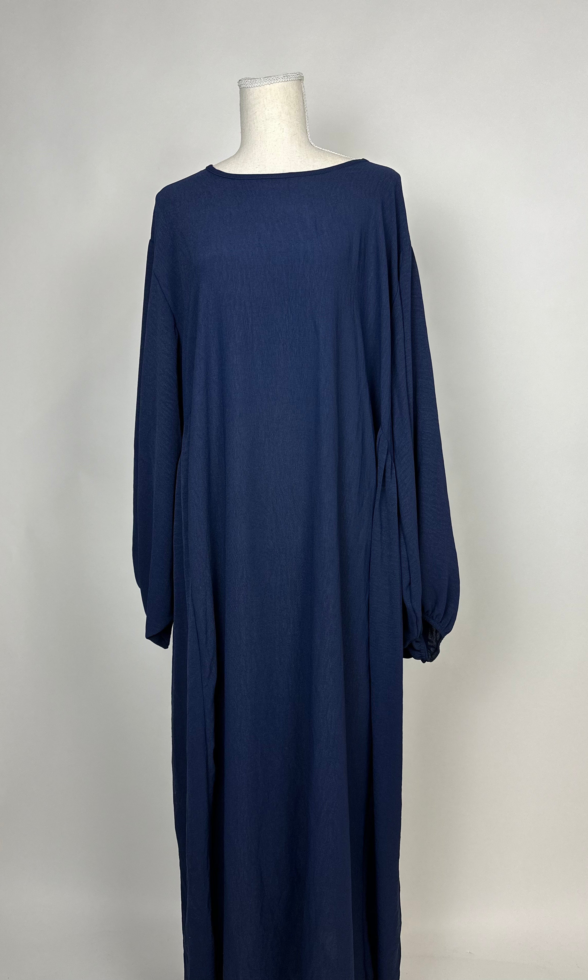 abaya dunkelblau aus jazz stoff, bodenlang mit langen bündchenärmeln, frontansicht