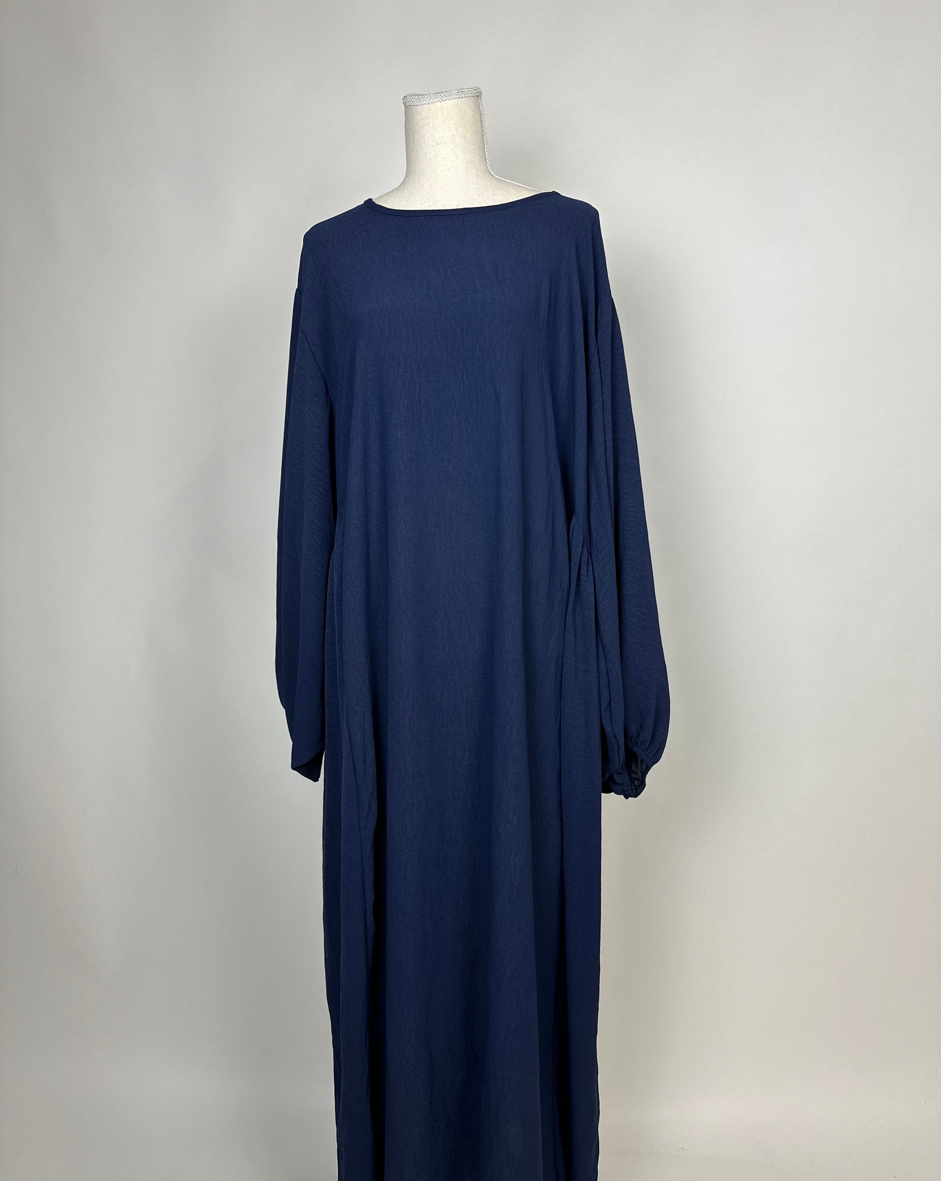 abaya dunkelblau aus jazz stoff, bodenlang mit langen bündchenärmeln, frontansicht