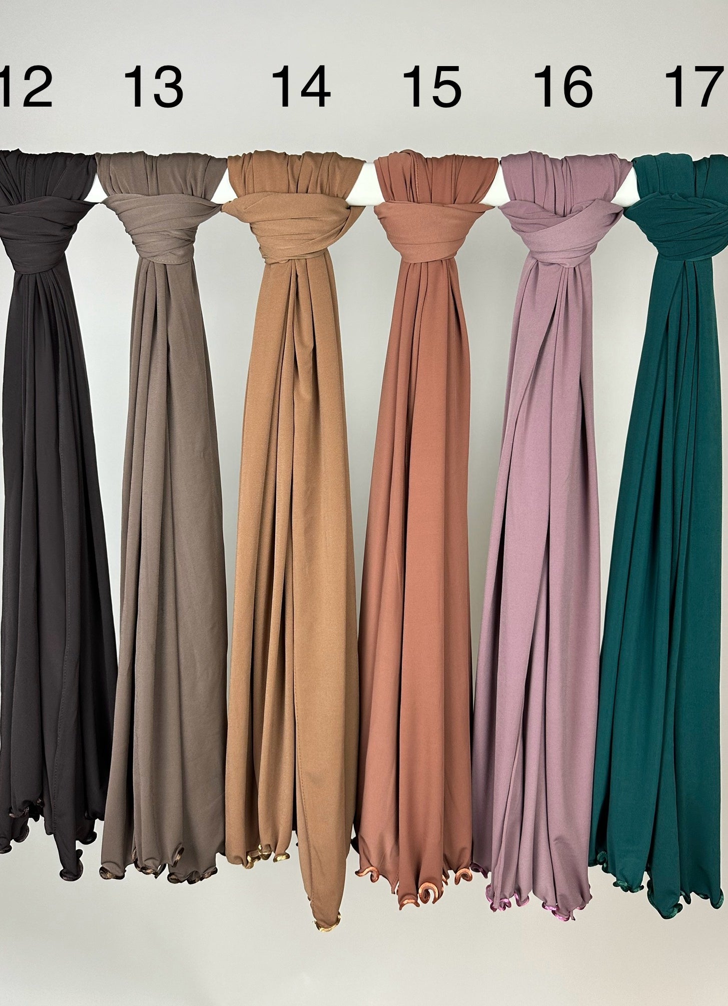 Mehrfarbige Crinkle Hijabs mit welligem Saum, an Stange gebunden, Vorderansicht