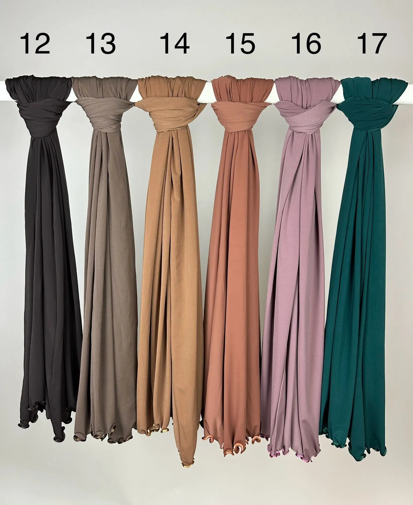 Mehrfarbige Crinkle Hijabs mit welligem Saum, an Stange gebunden, Vorderansicht