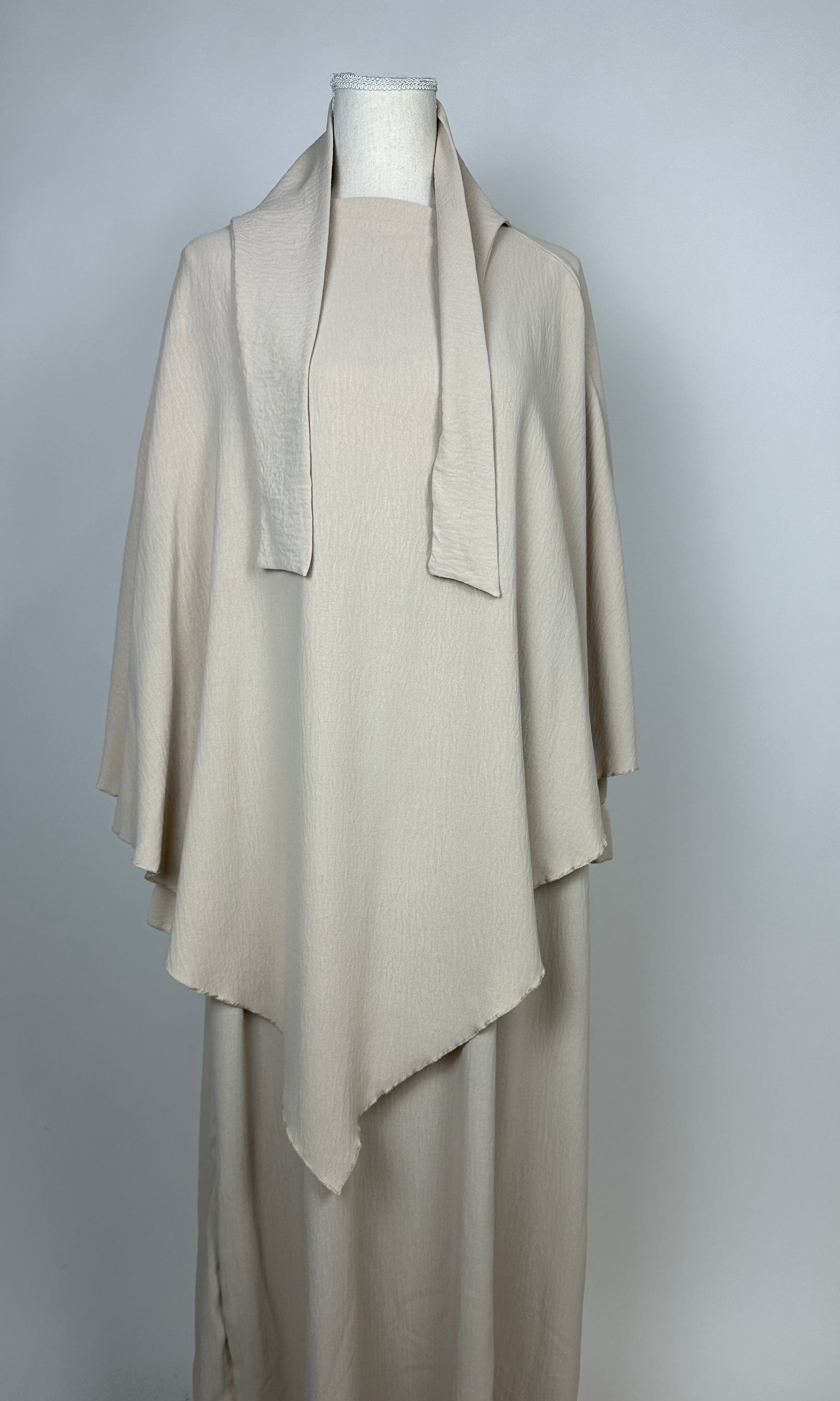 beiges set aus abaya und khimar, strukturierter stoff, asymmetrischer saum, frontansicht