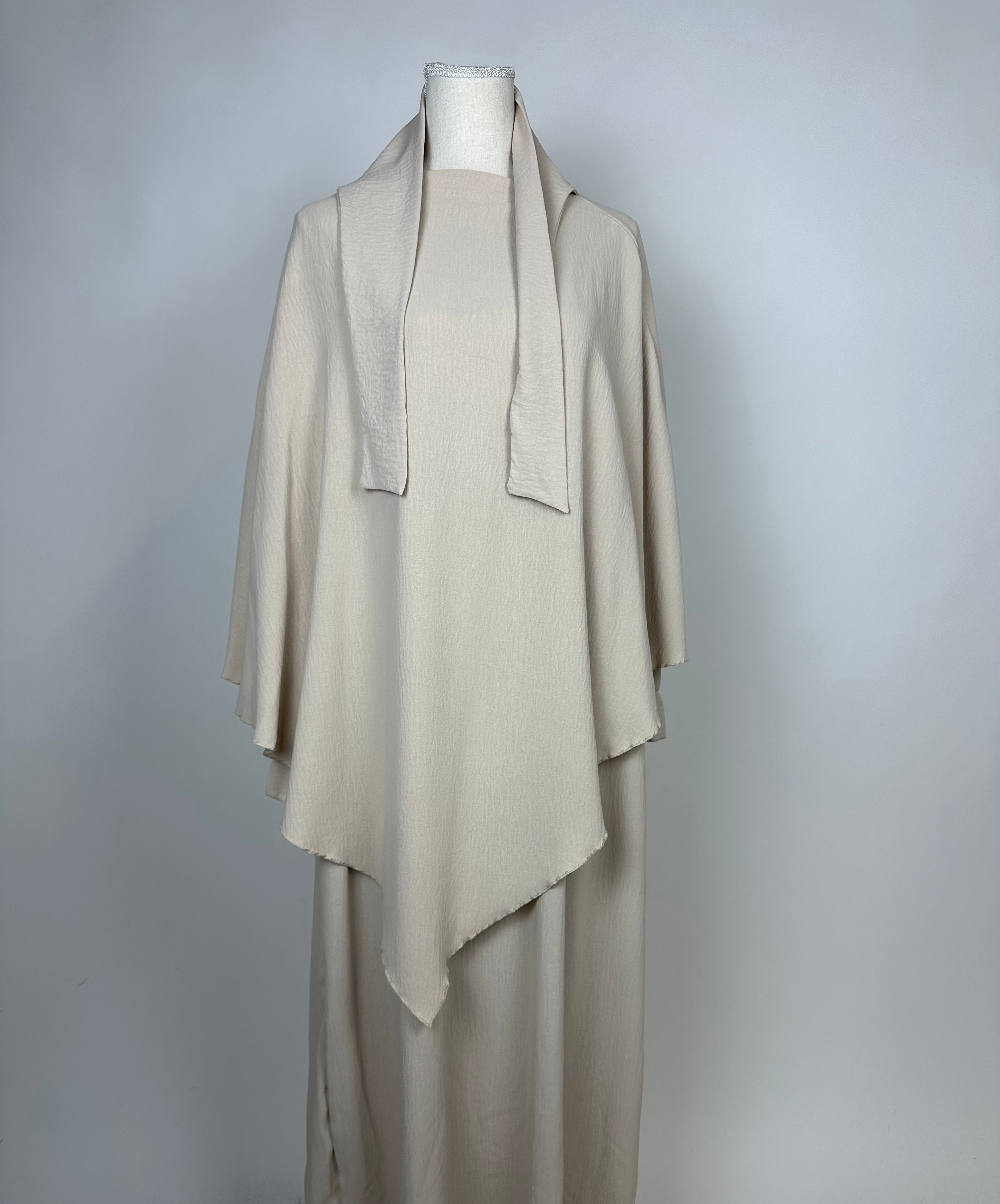 beiges set aus abaya und khimar, strukturierter stoff, asymmetrischer saum, frontansicht