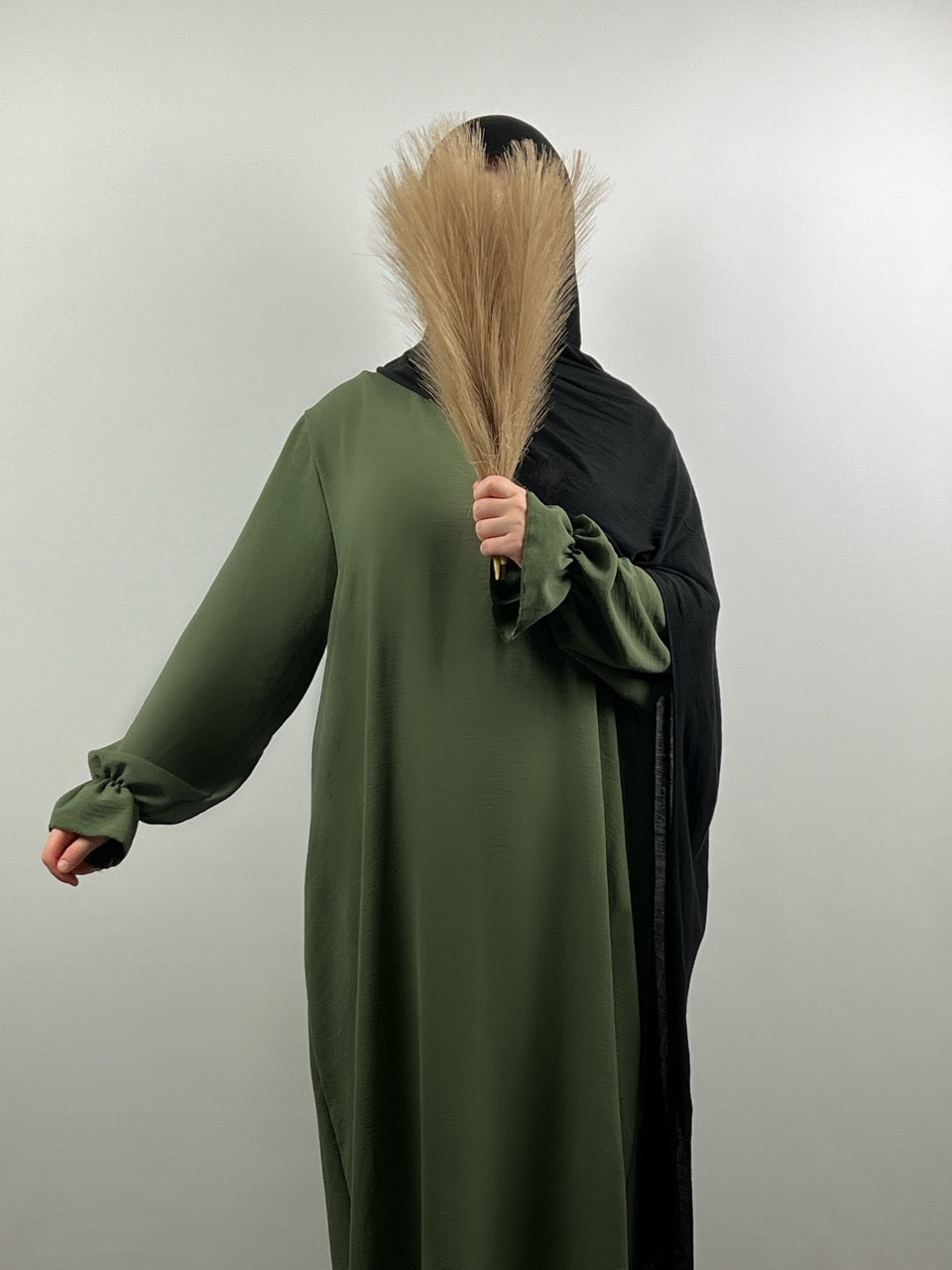 abaya aus elastischem jazz-stoff in olivgrün mit rüschenärmeln, frontansicht