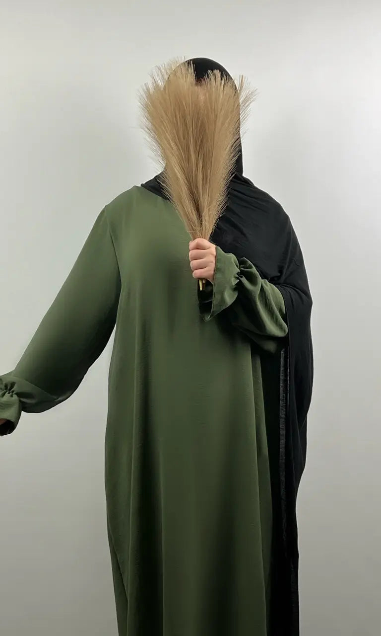 abaya aus elastischem jazz-stoff in olivgrün mit rüschenärmeln, frontansicht