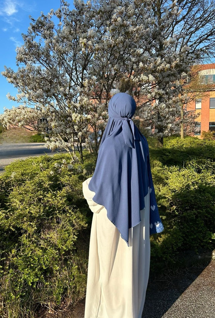 Blauer Khimar, blickdicht mit Bindeband am Hinterkopf, Rückenansicht