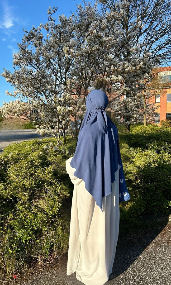 Blauer Khimar, blickdicht mit Bindeband am Hinterkopf, Rückenansicht