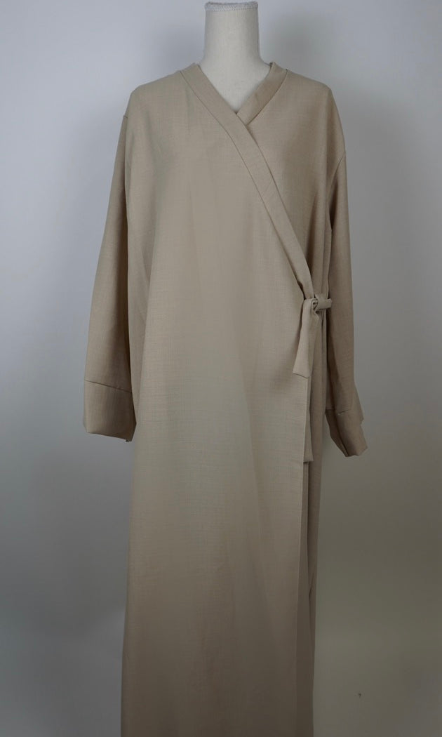 Beige Wickelabaya in Leinenoptik hat seitliche Schleife und lange Ärmel, Modest, Vorderansicht