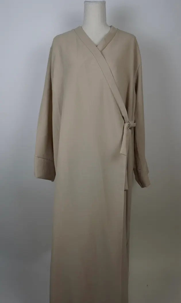 Beige Wickelabaya in Leinenoptik hat seitliche Schleife und lange Ärmel, Modest, Vorderansicht