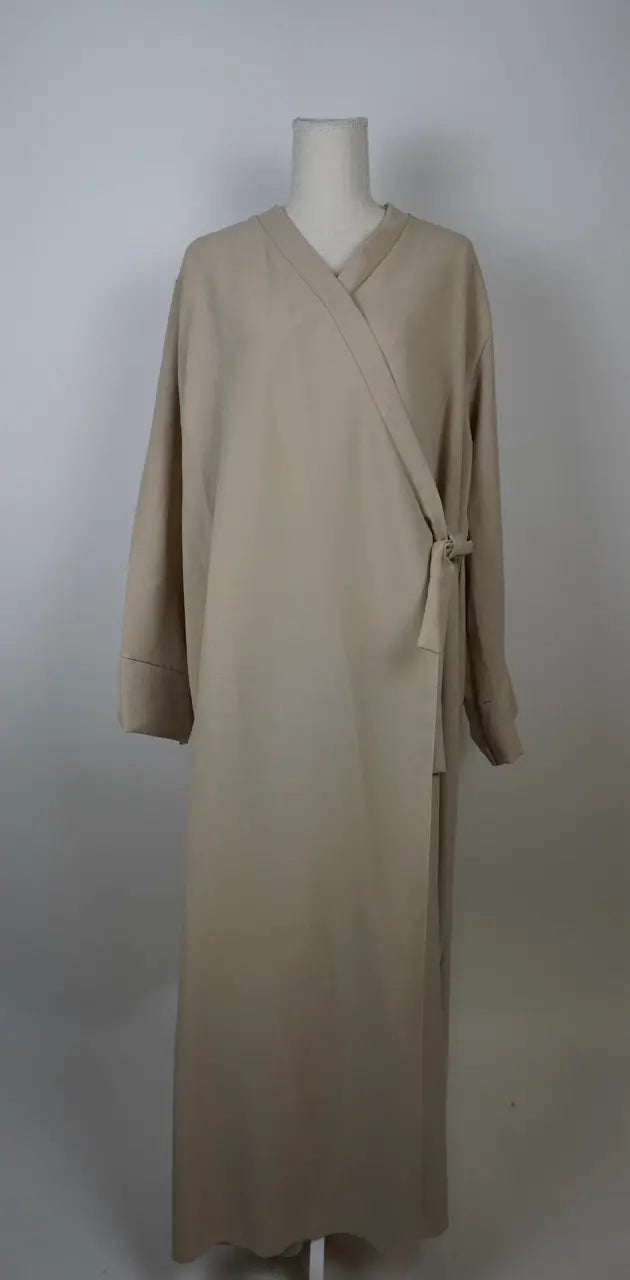 Beige Wickelabaya in Leinenoptik hat seitliche Schleife und lange Ärmel, Modest, Vorderansicht