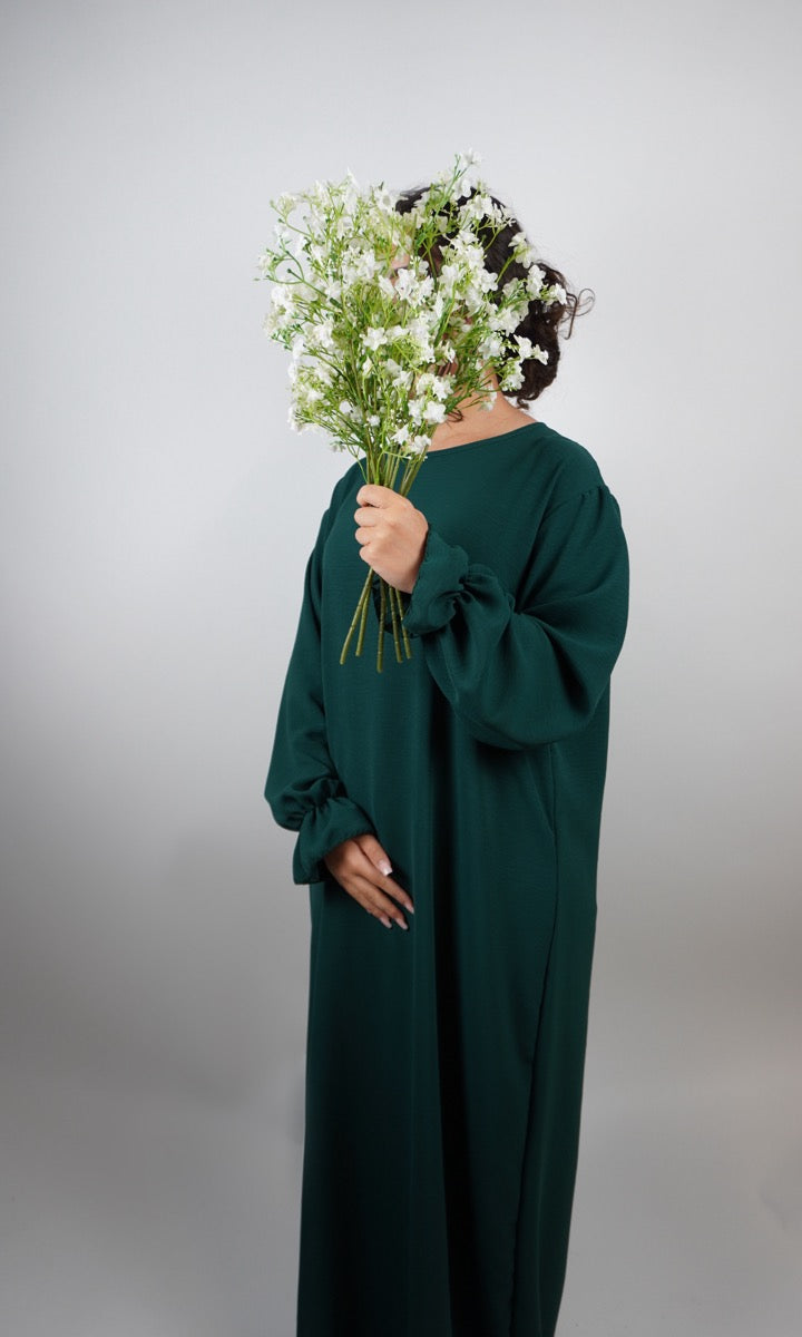 Abaya in dunkelgrünem, elastischem Jazz-Stoff mit Rüschenärmeln, Vorderansicht