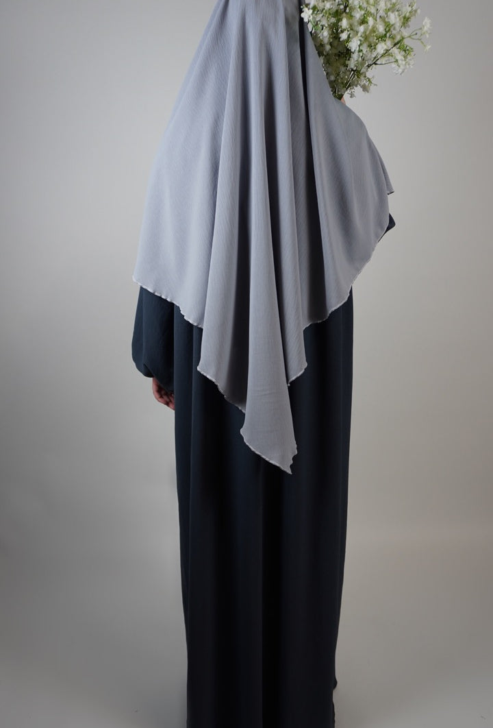 khimar hellgrau, einlagig aus jazz-stoff, rückenansicht, hinten lang und blickdicht