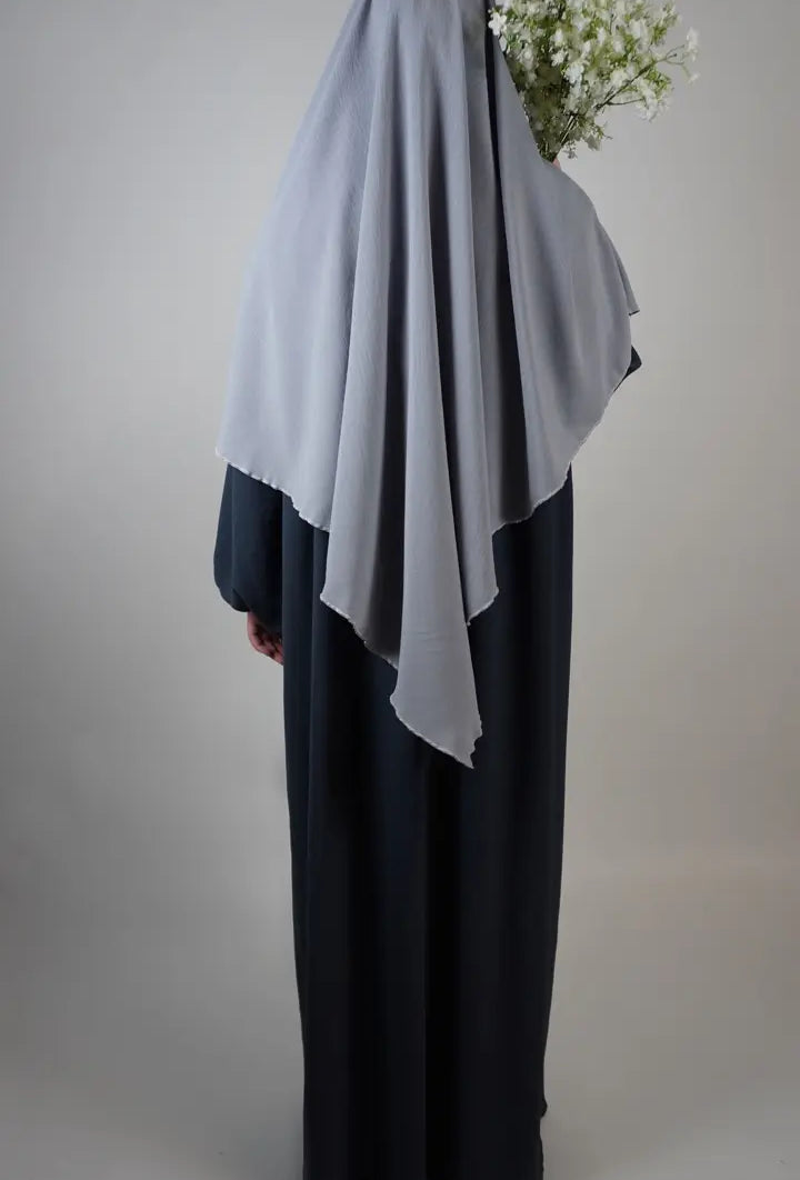 khimar hellgrau, einlagig aus jazz-stoff, rückenansicht, hinten lang und blickdicht