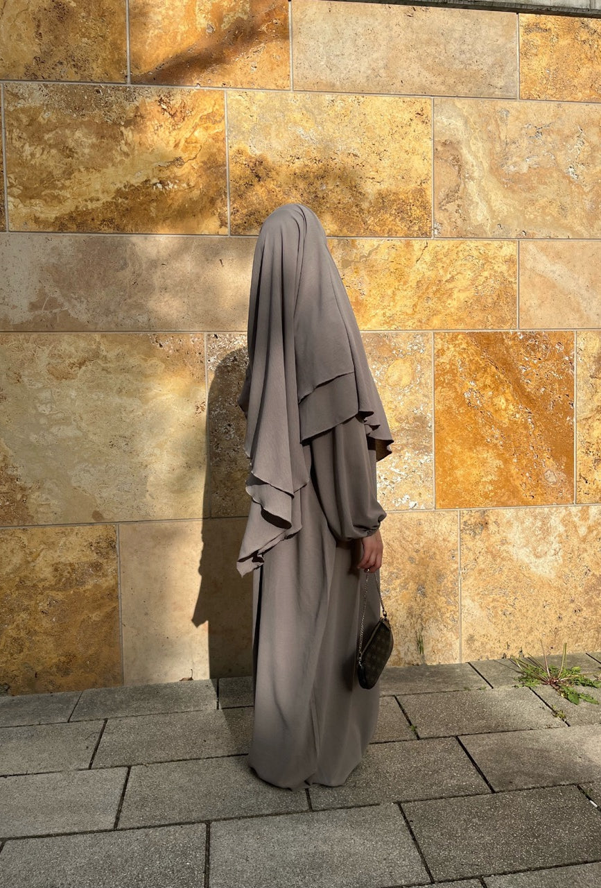 Schwarze Abaya aus fließendem Viskose-Mix mit zweilagigem Khimar und Ballonärmeln, Vorderansicht.