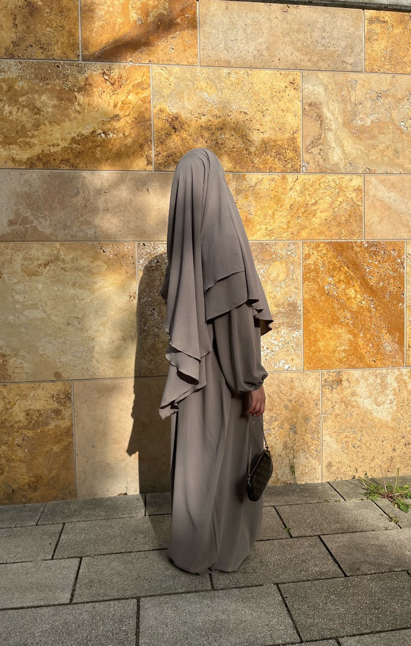 Schwarze Abaya aus fließendem Viskose-Mix mit zweilagigem Khimar und Ballonärmeln, Vorderansicht.