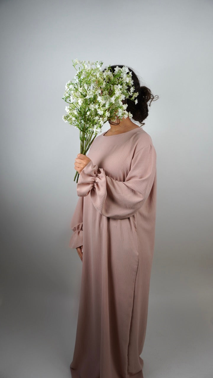 Abaya altrosa aus elastischem Jazz-Stoff mit Rüschenärmeln, bodenlang, seitliche Ansicht