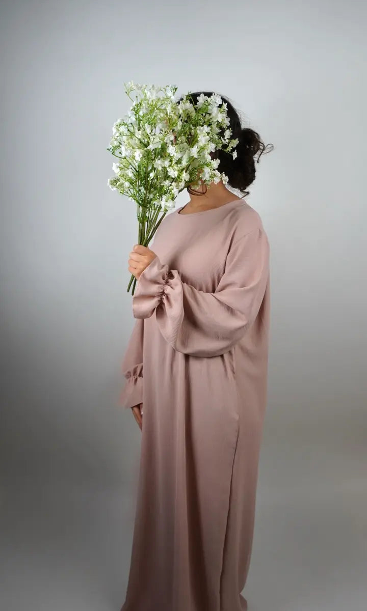 Abaya altrosa aus elastischem Jazz-Stoff mit Rüschenärmeln, bodenlang, seitliche Ansicht