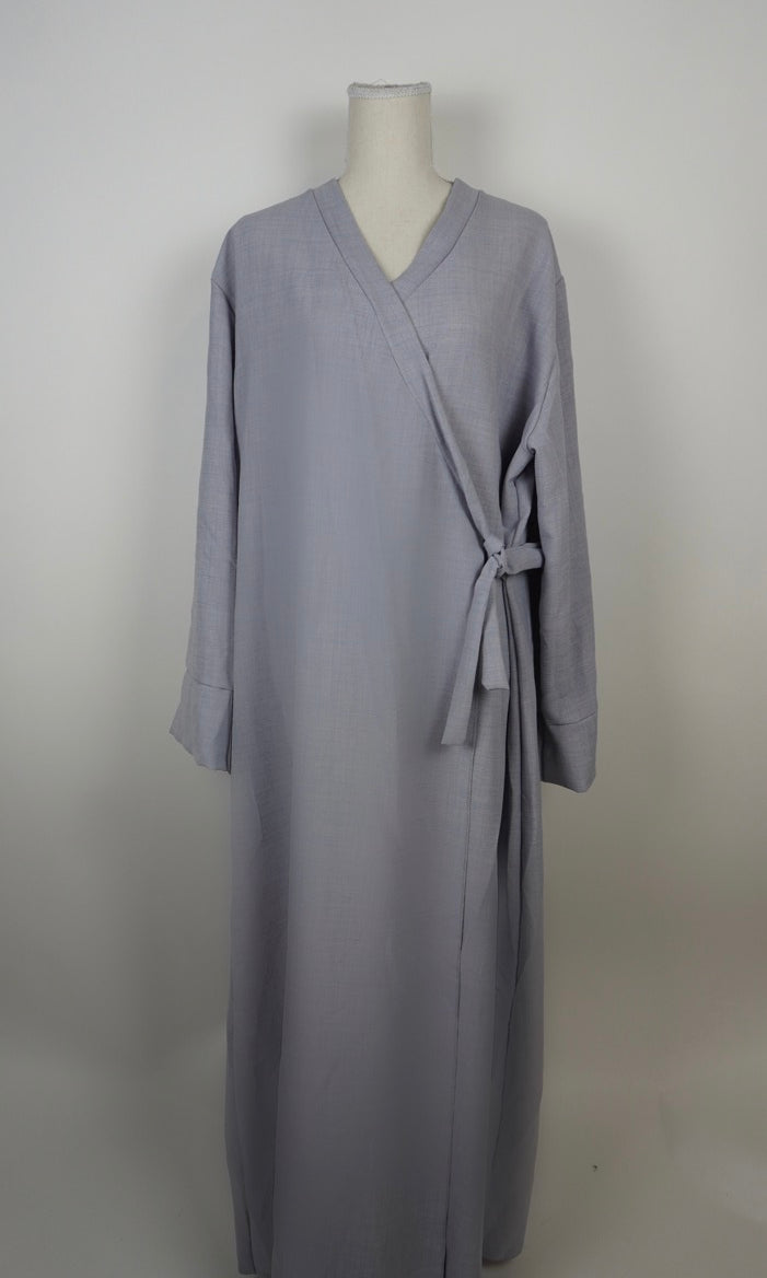 Graue Wickelabaya in Leinenoptik mit seitlicher Schleife wird in der Vorderansicht gezeigt, Modest Hijab Fashion