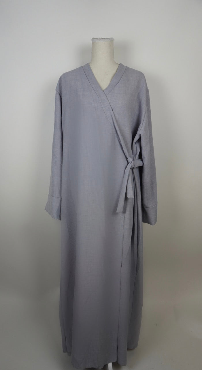 Graue Wickelabaya in Leinenoptik mit seitlicher Schleife wird in der Vorderansicht gezeigt, Modest Hijab Fashion