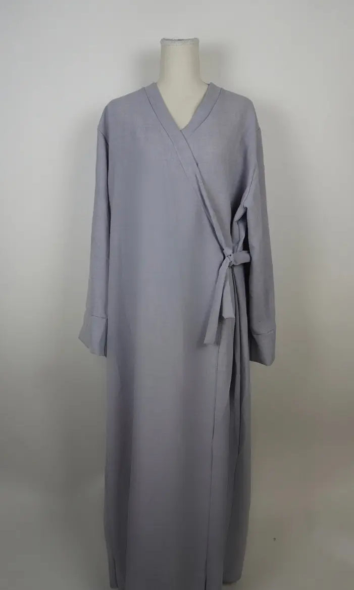 Graue Wickelabaya in Leinenoptik mit seitlicher Schleife wird in der Vorderansicht gezeigt, Modest Hijab Fashion