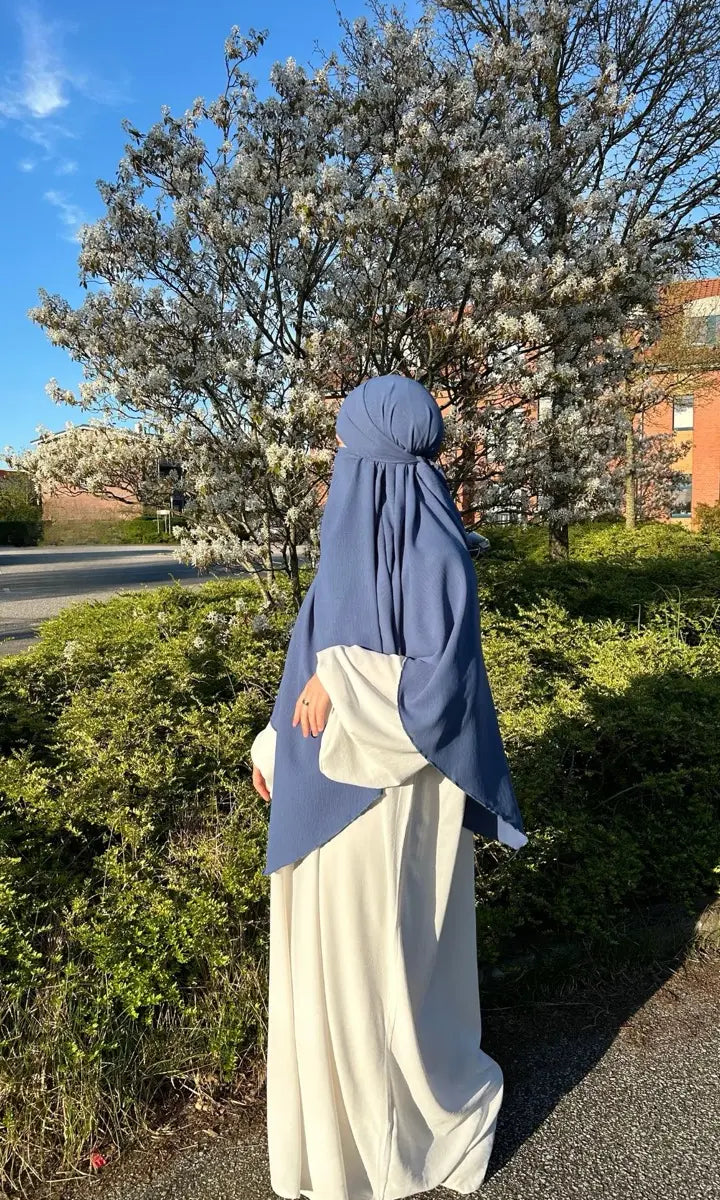 cremefarbene Abaya aus elastischem Jazz-Stoff, bodenlang, mit Ballonärmeln und blauem Hijab, Rückansicht