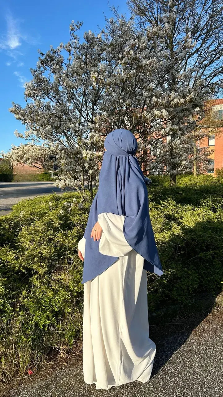 cremefarbene Abaya aus elastischem Jazz-Stoff, bodenlang, mit Ballonärmeln und blauem Hijab, Rückansicht