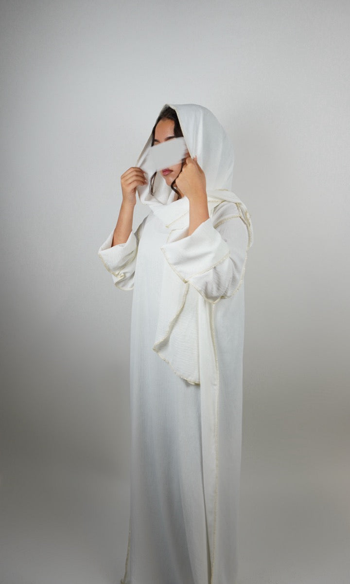 Weiße Einteiler-Abaya aus fließendem Stoff mit integriertem Hijab und goldener Paspel, Vorderansicht