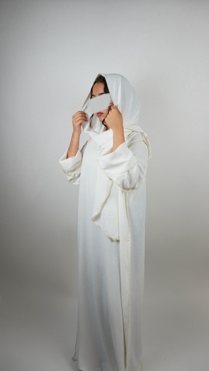 Weiße Einteiler-Abaya aus fließendem Stoff mit integriertem Hijab und goldener Paspel, Vorderansicht