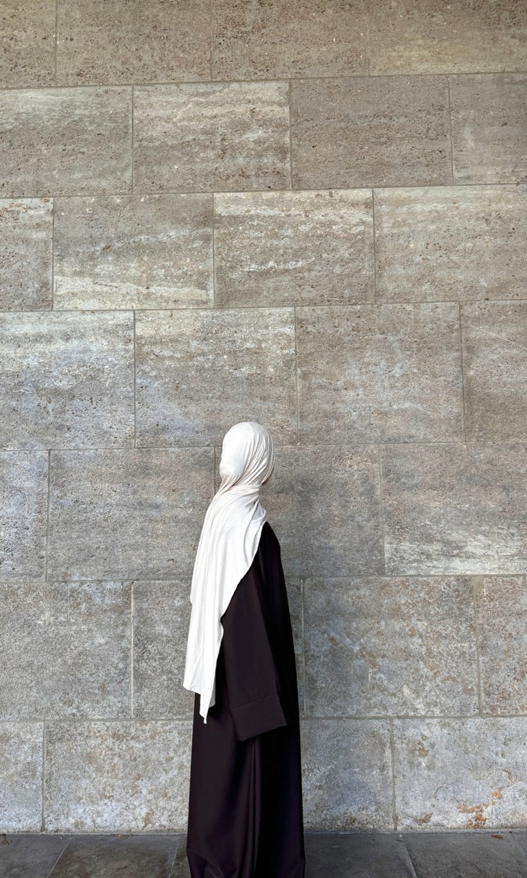 Abaya schwarz aus polyester, oversized mit weiten Ärmeln, seitenansicht, bodenlang