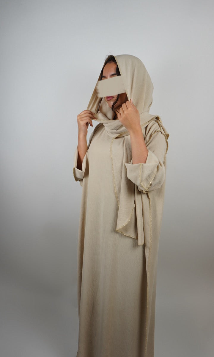 Beige Einteiler-Abaya aus leichter Webware mit integriertem Hijab und goldener Kantennaht, Vorderansicht