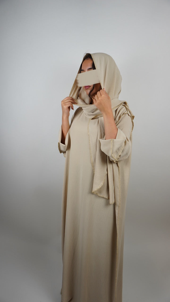Beige Einteiler-Abaya aus leichter Webware mit integriertem Hijab und goldener Kantennaht, Vorderansicht