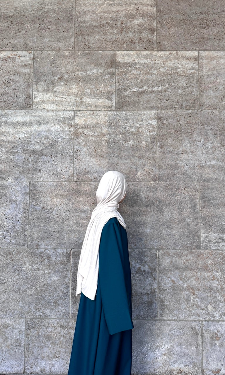 Basic-Abaya in petrol aus fließendem Polyester, oversized mit weiten Ärmeln, Seitenansicht