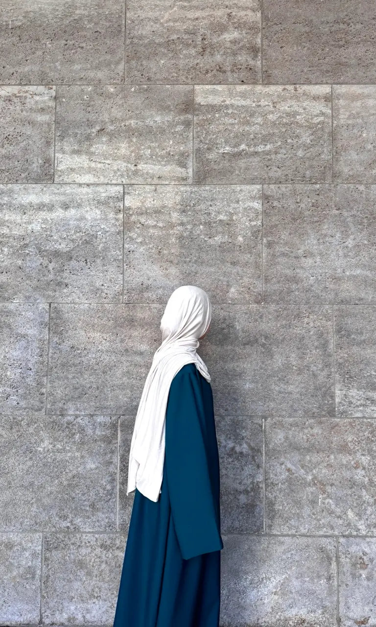 Basic-Abaya in petrol aus fließendem Polyester, oversized mit weiten Ärmeln, Seitenansicht