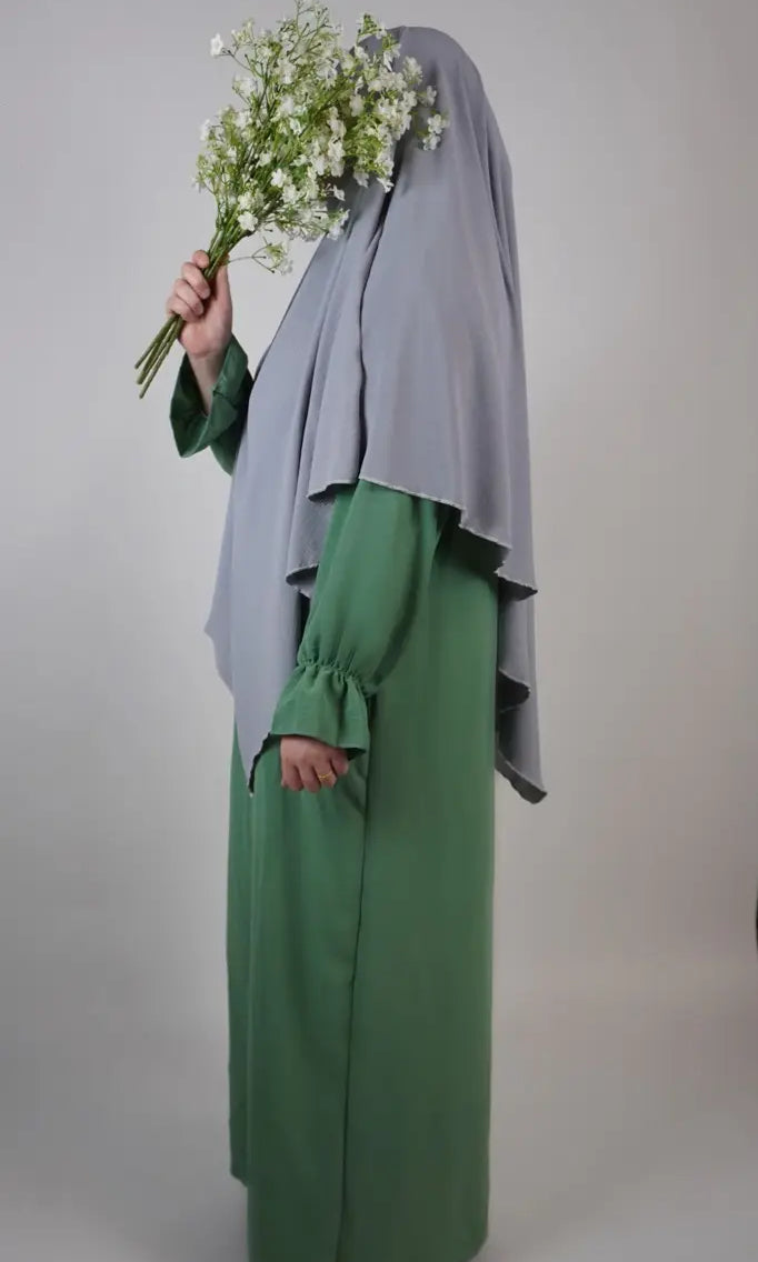 abaya aus jazz-stoff in grün mit rüschenärmeln, seitenansicht