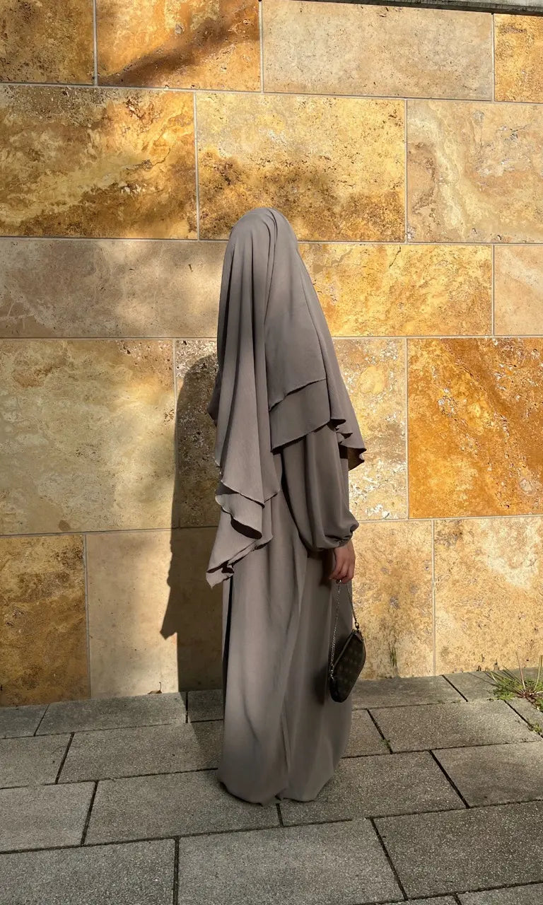bodenlange abaya in taupe aus jazz-stoff mit ballonärmeln, seitenansicht