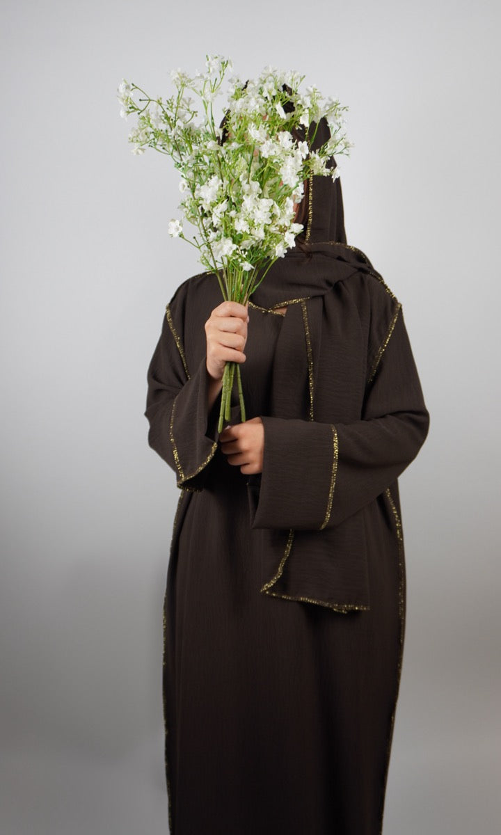 Dunkelbraune Einteiler-Abaya aus strukturiertem Stoff mit integriertem Hijab und goldener Paspel, Vorderansicht