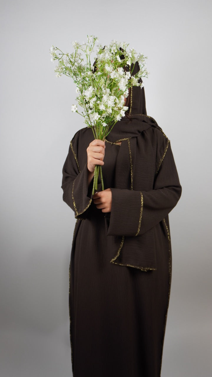 Dunkelbraune Einteiler-Abaya aus strukturiertem Stoff mit integriertem Hijab und goldener Paspel, Vorderansicht