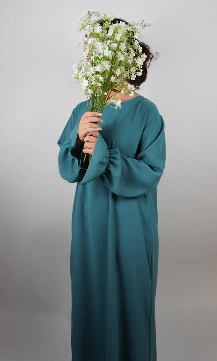 abaya in petrol aus jazz-stoff mit rüschenärmeln, vorderansicht