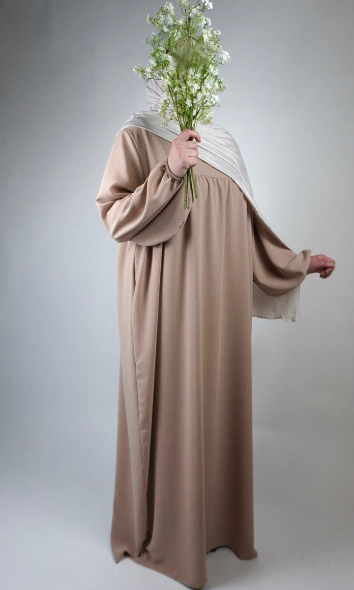 abaya beige aus fließendem jazz-stoff mit ballonärmeln, vorderansicht
