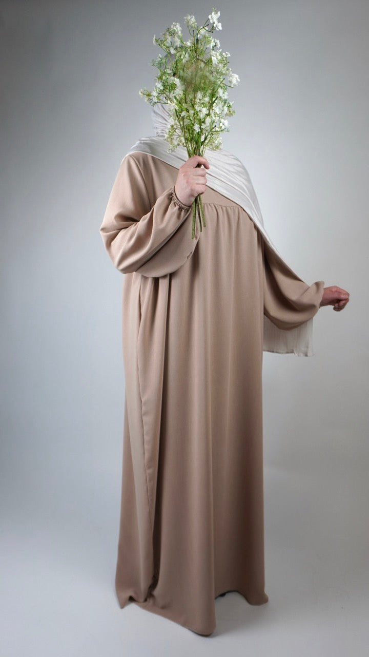 abaya beige aus fließendem jazz-stoff mit ballonärmeln, vorderansicht