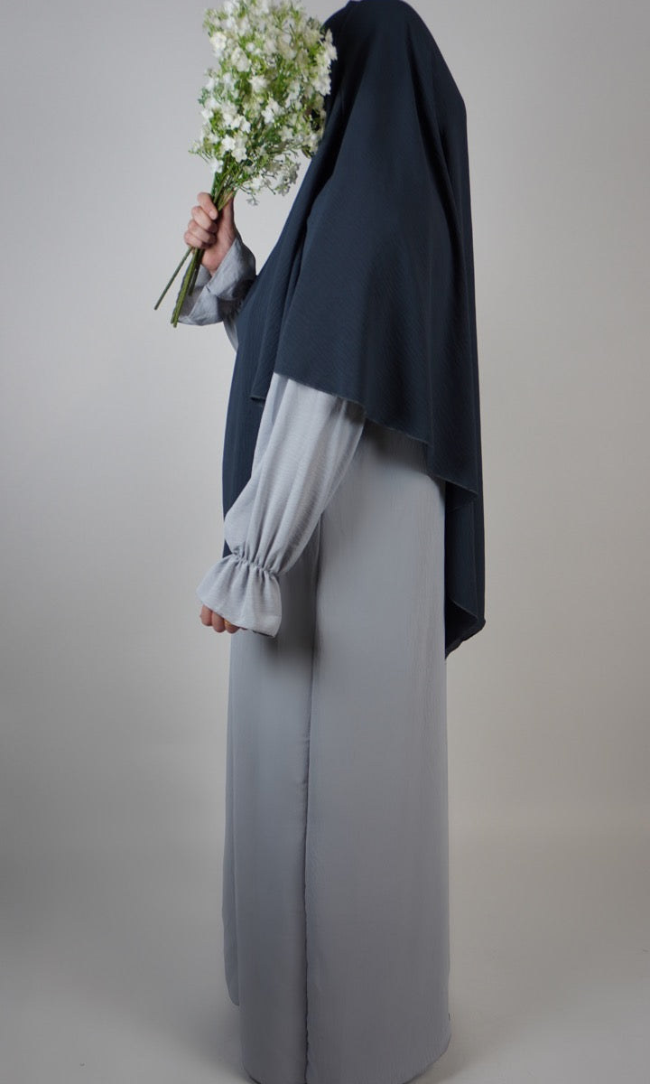 Abaya hellgrau aus Jazz-Stoff mit Rüschenärmeln, Seitenansicht.