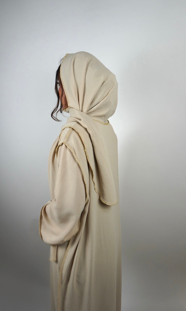 Beige Einteiler-Abaya aus Crêpe mit integriertem Hijab und goldener Kantenpaspel, seitliche Rückansicht