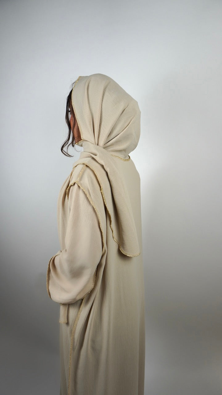 Beige Einteiler-Abaya aus Crêpe mit integriertem Hijab und goldener Kantenpaspel, seitliche Rückansicht