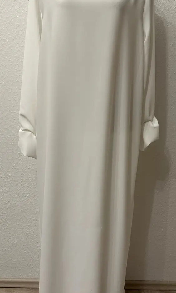 Abaya cremeweiß aus Medina-Seide mit Rüschenärmeln, Vorderansicht