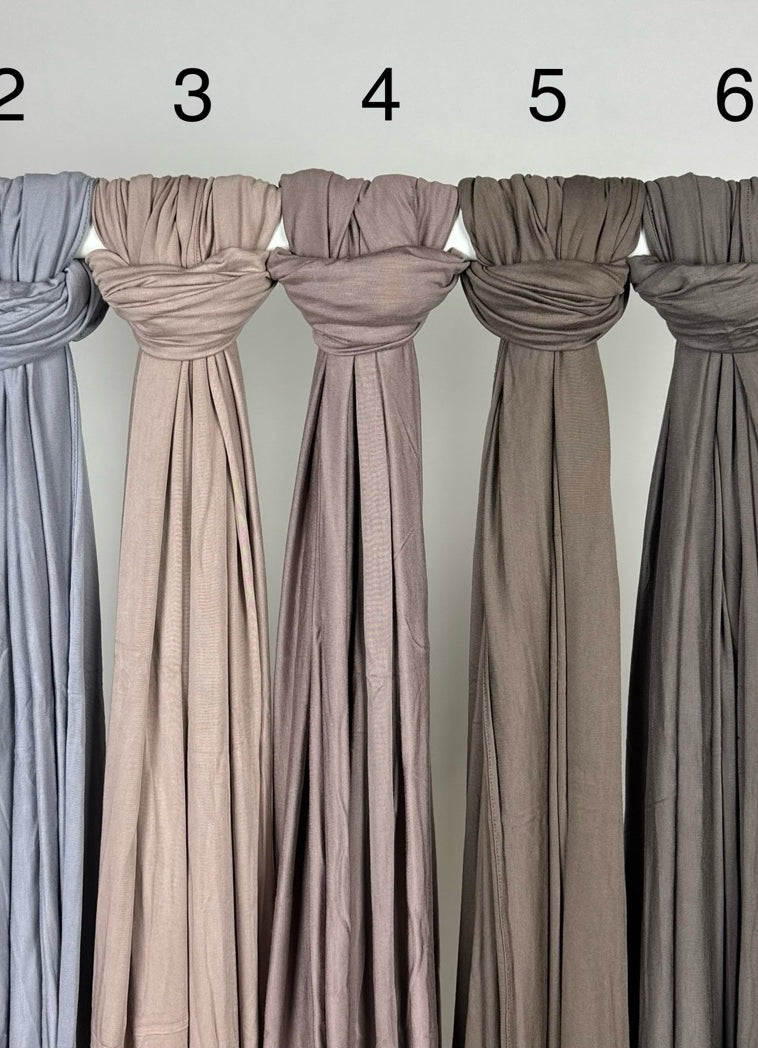 Neutrale Hijabs aus Jersey für Modest Abaya sind geknotet und mit Zahlen auf Stange, Vorderansicht