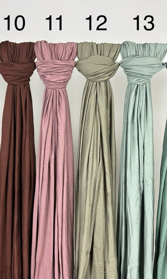 Mehrfarbiger Hijab aus Jersey, nummerierte Auswahl 8–15 auf Stange, Vorderansicht, Modest Abaya Stil.