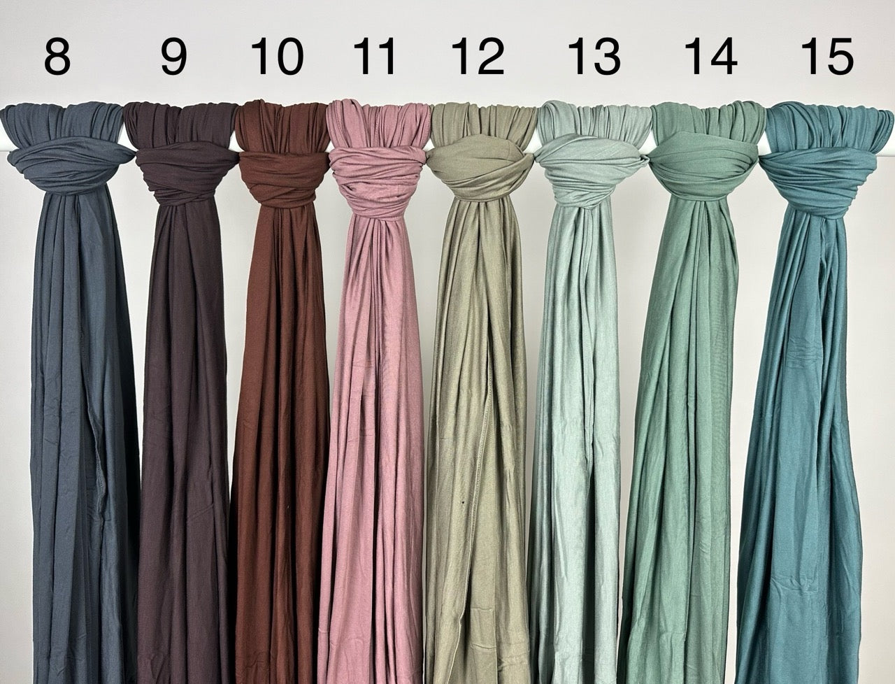 Mehrfarbiger Hijab aus Jersey, nummerierte Auswahl 8–15 auf Stange, Vorderansicht, Modest Abaya Stil.