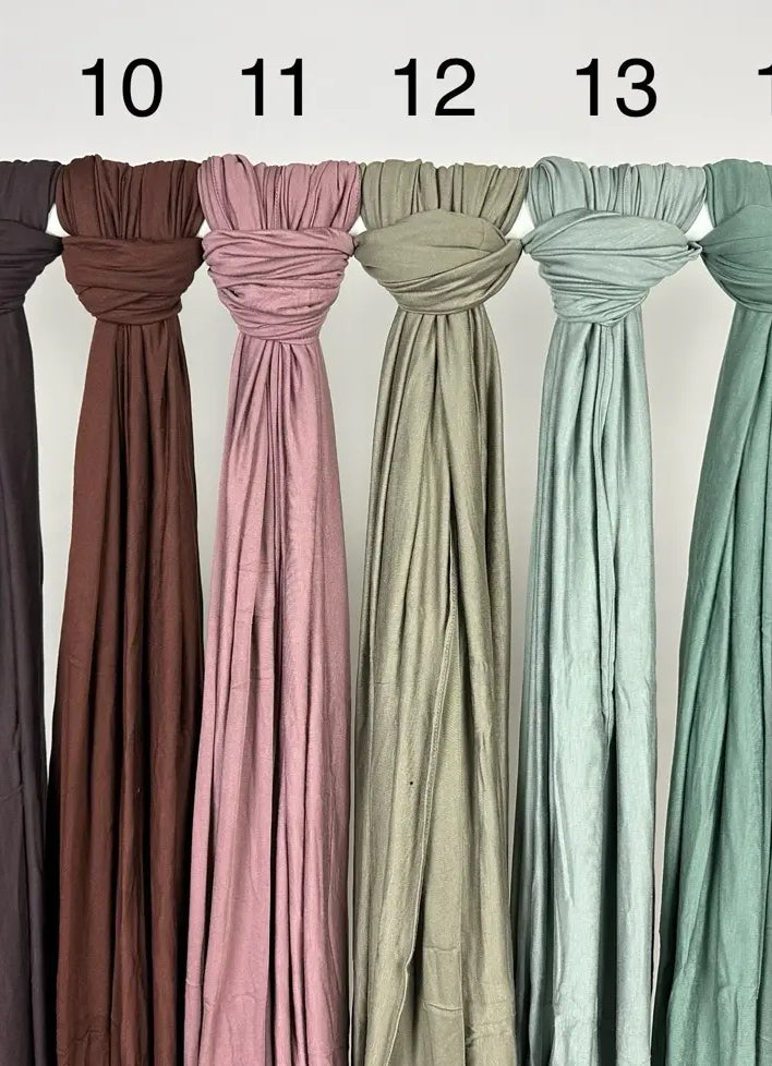 Mehrfarbiger Hijab aus Jersey, nummerierte Auswahl 8–15 auf Stange, Vorderansicht, Modest Abaya Stil.