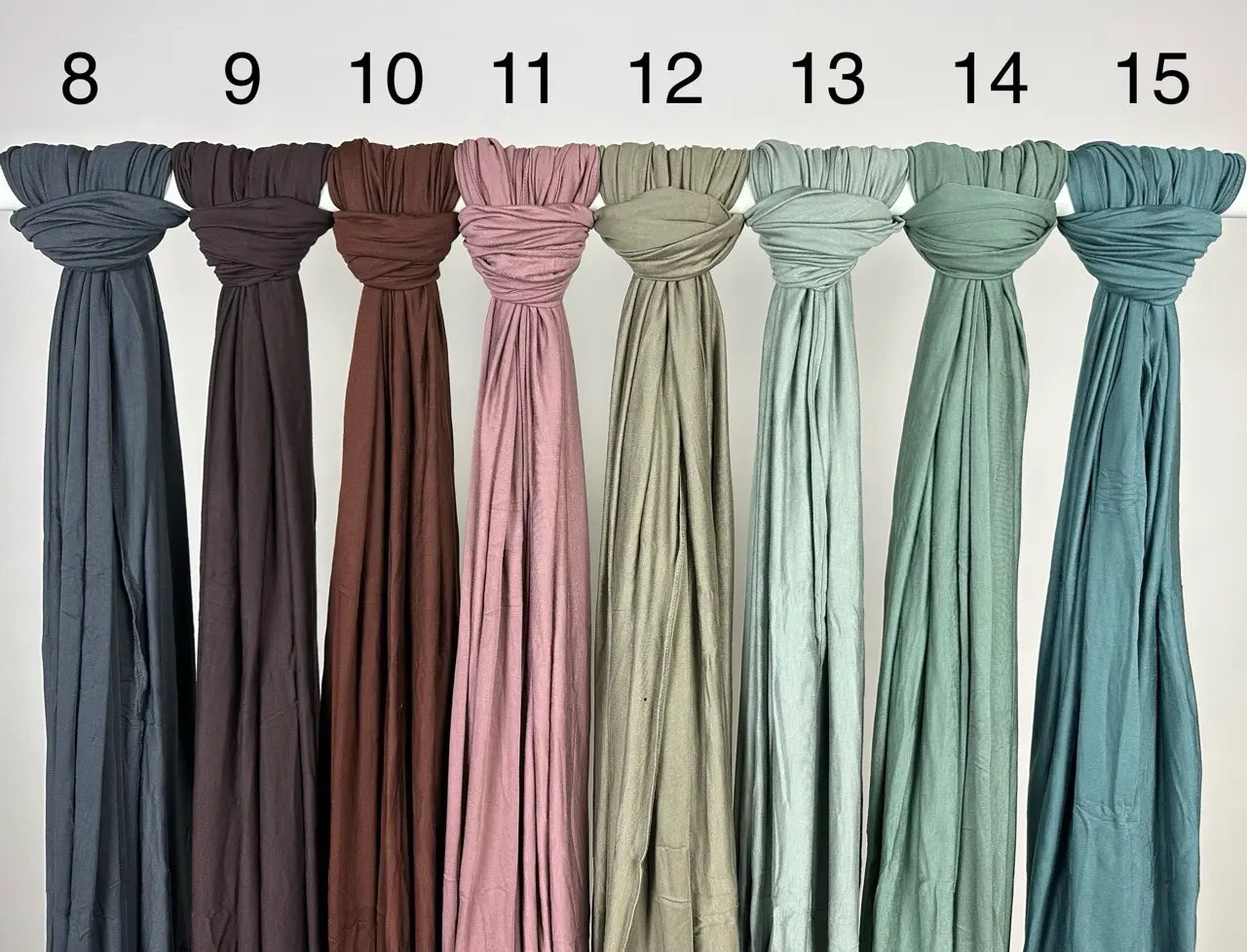 Mehrfarbiger Hijab aus Jersey, nummerierte Auswahl 8–15 auf Stange, Vorderansicht, Modest Abaya Stil.